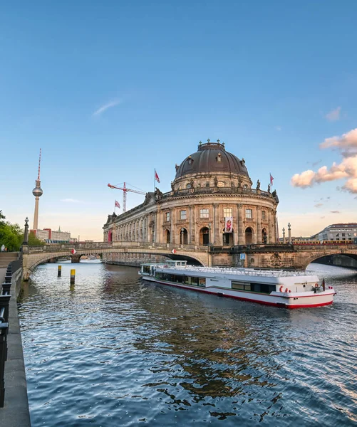 Berlin, Almanya - 4 Mayıs 2019 - Berlin Mitte ilçesinde Museum Island'da bulunan Bode Müzesi, Almanya'nın en iyi.