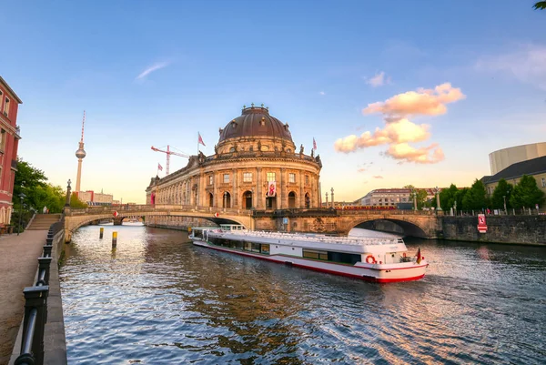 Berlin, Almanya - 4 Mayıs 2019 - Berlin Mitte ilçesinde Museum Island'da bulunan Bode Müzesi, Almanya'nın en iyi.