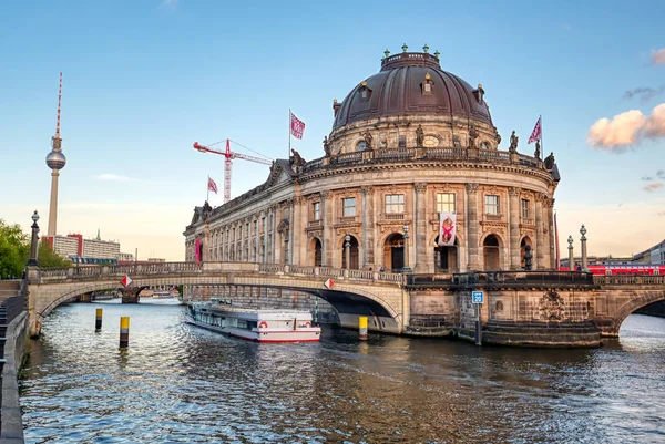 Berlin, Almanya - 4 Mayıs 2019 - Berlin Mitte ilçesinde Museum Island'da bulunan Bode Müzesi, Almanya'nın en iyi.
