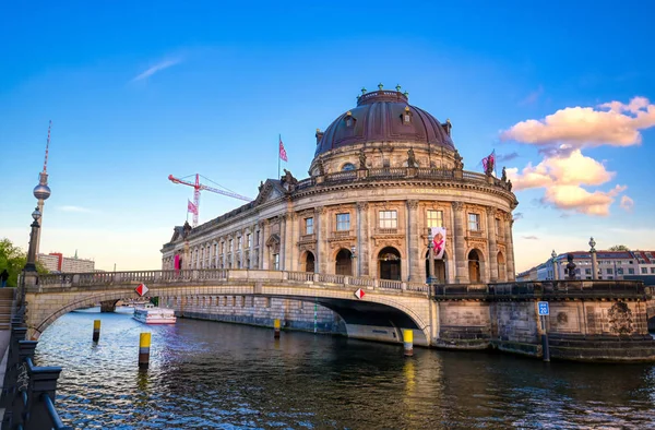 Berlin, Almanya - 4 Mayıs 2019 - Berlin Mitte ilçesinde Museum Island'da bulunan Bode Müzesi, Almanya'nın en iyi.