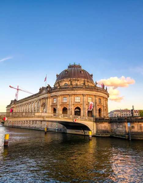 Berlin, Almanya - 4 Mayıs 2019 - Berlin Mitte ilçesinde Museum Island'da bulunan Bode Müzesi, Almanya'nın en iyi.