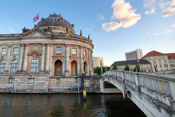 Berlin, Almanya - 4 Mayıs 2019 - Berlin Mitte ilçesinde Museum Island'da bulunan Bode Müzesi, Almanya'nın en iyi.