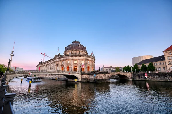 Berlin, Almanya - 4 Mayıs 2019 - Berlin Mitte ilçesinde Museum Island'da bulunan Bode Müzesi, Almanya'nın en iyi.