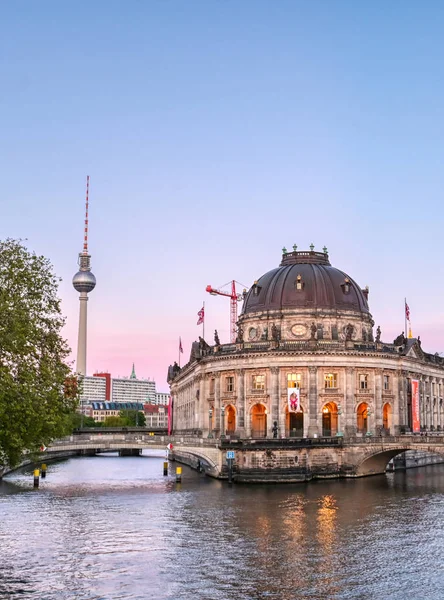 Berlin, Almanya - 4 Mayıs 2019 - Berlin Mitte ilçesinde Museum Island'da bulunan Bode Müzesi, Almanya'nın en iyi.