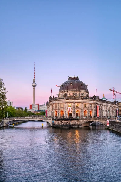 Berlin, Almanya - 4 Mayıs 2019 - Berlin Mitte ilçesinde Museum Island'da bulunan Bode Müzesi, Almanya'nın en iyi.