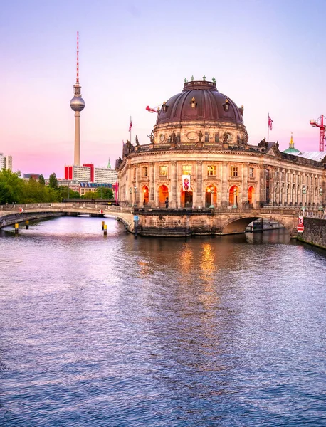 Berlin, Almanya - 4 Mayıs 2019 - Berlin Mitte ilçesinde Museum Island'da bulunan Bode Müzesi, Almanya'nın en iyi.