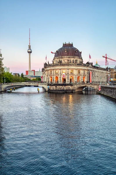 Berlin, Almanya - 4 Mayıs 2019 - Berlin Mitte ilçesinde Museum Island'da bulunan Bode Müzesi, Almanya'nın en iyi.