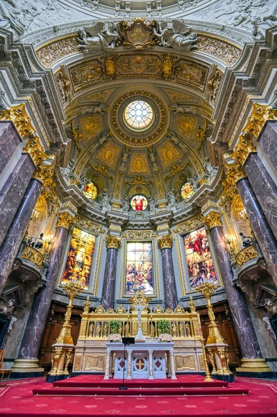 Berlin, Almanya - 4 Mayıs 2019 - Berlin'in Mitte ilçesinde Museum Island'da bulunan Berlin Katedrali'nin içi, Almanya.