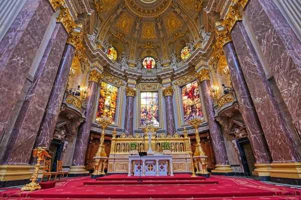 Berlin, Almanya - 4 Mayıs 2019 - Berlin'in Mitte ilçesinde Museum Island'da bulunan Berlin Katedrali'nin içi, Almanya.