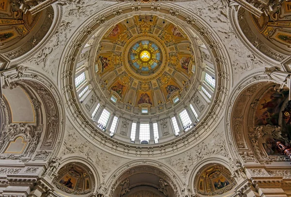 Berlin, Almanya - 4 Mayıs 2019 - Berlin'in Mitte ilçesinde Museum Island'da bulunan Berlin Katedrali'nin içi, Almanya.