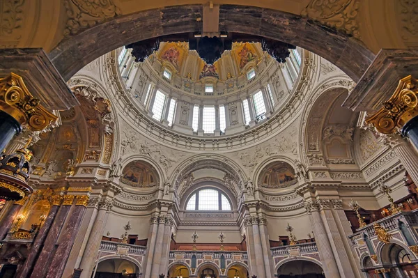 Berlin, Almanya - 4 Mayıs 2019 - Berlin'in Mitte ilçesinde Museum Island'da bulunan Berlin Katedrali'nin içi, Almanya.