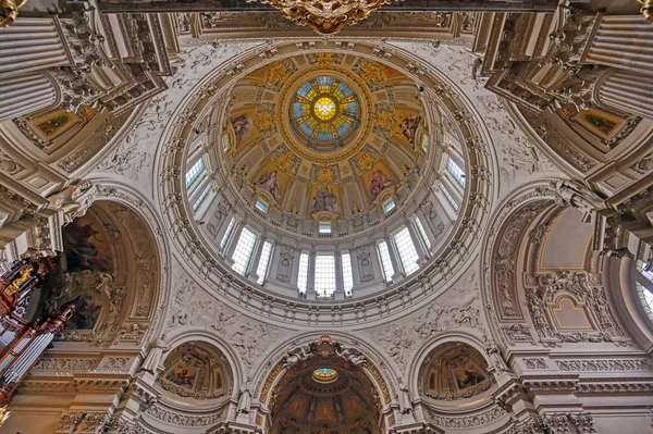 Berlin, Almanya - 4 Mayıs 2019 - Berlin'in Mitte ilçesinde Museum Island'da bulunan Berlin Katedrali'nin içi, Almanya.