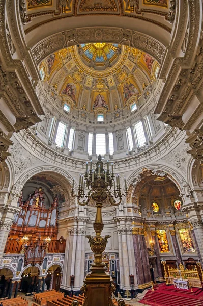 Berlin, Almanya - 4 Mayıs 2019 - Berlin'in Mitte ilçesinde Museum Island'da bulunan Berlin Katedrali'nin içi, Almanya.