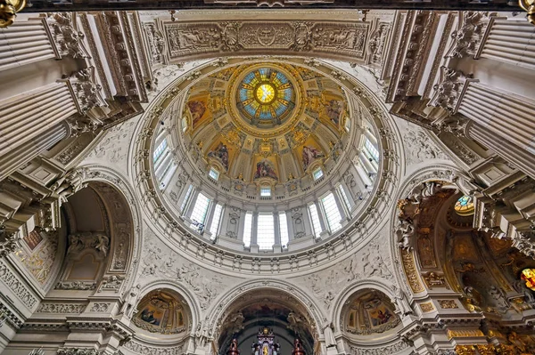 Berlin, Almanya - 4 Mayıs 2019 - Berlin'in Mitte ilçesinde Museum Island'da bulunan Berlin Katedrali'nin içi, Almanya.