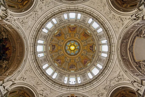 Berlin, Almanya - 4 Mayıs 2019 - Berlin'in Mitte ilçesinde Museum Island'da bulunan Berlin Katedrali'nin içi, Almanya.