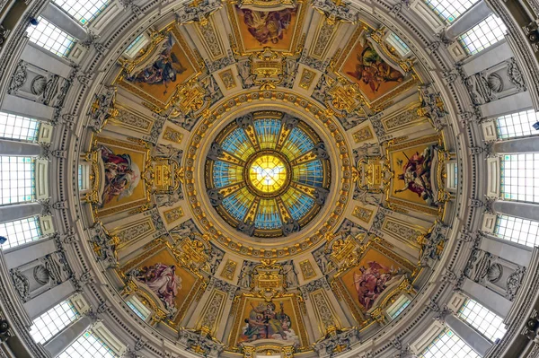 Berlin, Almanya - 4 Mayıs 2019 - Berlin'in Mitte ilçesinde Museum Island'da bulunan Berlin Katedrali'nin içi, Almanya.