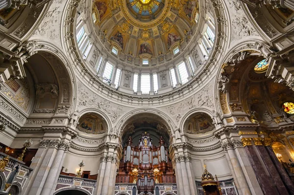 Berlin, Almanya - 4 Mayıs 2019 - Berlin'in Mitte ilçesinde Museum Island'da bulunan Berlin Katedrali'nin içi, Almanya.