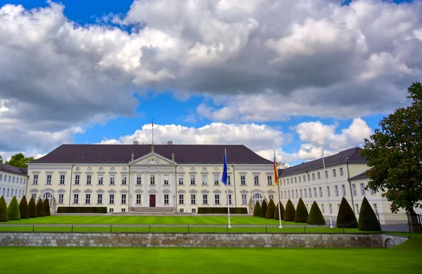 Berlin, Almanya - 5 Mayıs 2019 - Bellevue Sarayı, Berlin'in Tiergarten bölgesinde bulunan Federal Almanya Federal Cumhuriyeti Federal Başkanı'nın resmi ikametgahı.
