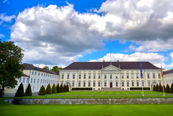 Berlin, Almanya - 5 Mayıs 2019 - Bellevue Sarayı, Berlin'in Tiergarten bölgesinde bulunan Federal Almanya Federal Cumhuriyeti Federal Başkanı'nın resmi ikametgahı.