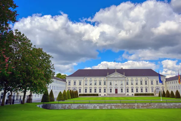 Berlin, Almanya - 5 Mayıs 2019 - Bellevue Sarayı, Berlin'in Tiergarten bölgesinde bulunan Federal Almanya Federal Cumhuriyeti Federal Başkanı'nın resmi ikametgahı.