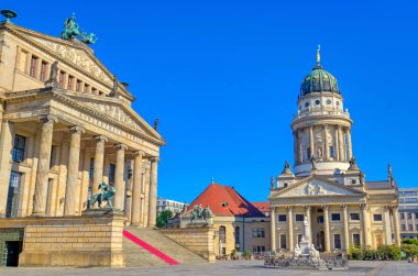 Berlin, Almanya'da Berlin Konser Salonu 'na (Konzerthaus) ve Fransız ve Alman Kiliselerini barındıran Gendarmenmarkt meydanı.