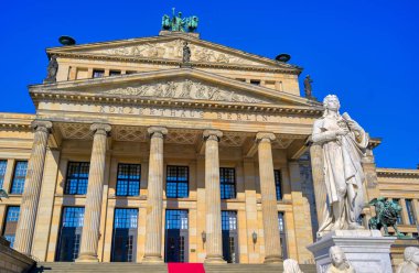 Berlin, Almanya'da Berlin Konser Salonu 'na (Konzerthaus) ve Fransız ve Alman Kiliselerini barındıran Gendarmenmarkt meydanı.