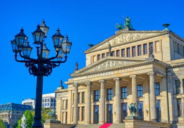 Berlin, Almanya'da Berlin Konser Salonu 'na (Konzerthaus) ve Fransız ve Alman Kiliselerini barındıran Gendarmenmarkt meydanı.