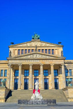 Berlin, Almanya'da Berlin Konser Salonu 'na (Konzerthaus) ve Fransız ve Alman Kiliselerini barındıran Gendarmenmarkt meydanı.