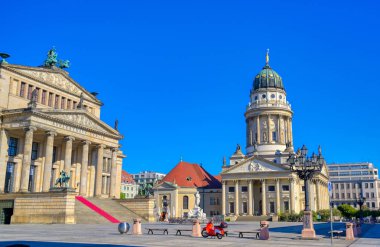 Berlin, Almanya'da Berlin Konser Salonu 'na (Konzerthaus) ve Fransız ve Alman Kiliselerini barındıran Gendarmenmarkt meydanı.