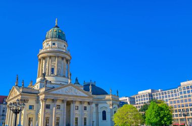 Berlin Gendarmenmarkt meydanında bulunan kiliseler, Almanya.