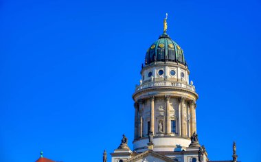 Berlin Gendarmenmarkt meydanında bulunan kiliseler, Almanya.