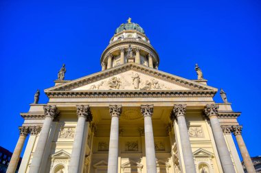 Berlin Gendarmenmarkt meydanında bulunan kiliseler, Almanya.