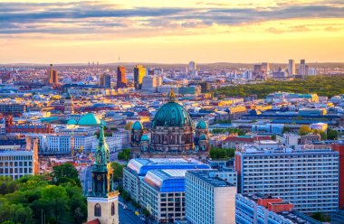 Gün batımında Berlin Katedrali 'nin hava manzarası..