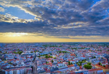 Berlin, Almanya üzerinde gün batımı.