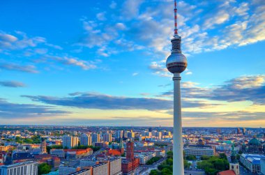 Gün batımında Berlin, Almanya'nın üzerinde televizyon kulesi (Fernsehturm) manzarası.