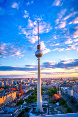Gün batımında Berlin, Almanya'nın üzerinde televizyon kulesi (Fernsehturm) manzarası.