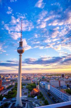 Gün batımında Berlin, Almanya'nın üzerinde televizyon kulesi (Fernsehturm) manzarası.