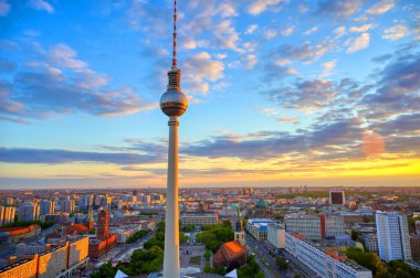 Gün batımında Berlin, Almanya'nın üzerinde televizyon kulesi (Fernsehturm) manzarası.