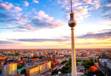 Gün batımında Berlin, Almanya'nın üzerinde televizyon kulesi (Fernsehturm) manzarası.