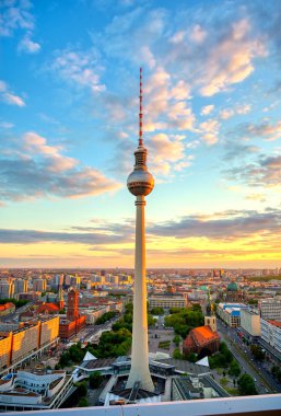 Gün batımında Berlin, Almanya'nın üzerinde televizyon kulesi (Fernsehturm) manzarası.