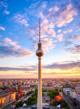 Gün batımında Berlin, Almanya'nın üzerinde televizyon kulesi (Fernsehturm) manzarası.