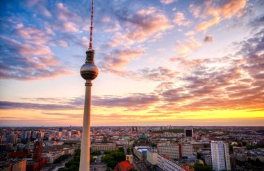 Gün batımında Berlin, Almanya'nın üzerinde televizyon kulesi (Fernsehturm) manzarası.