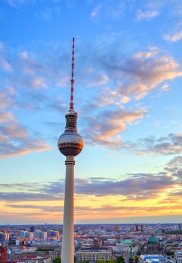 Gün batımında Berlin, Almanya'nın üzerinde televizyon kulesi (Fernsehturm) manzarası.