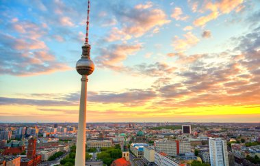 Gün batımında Berlin, Almanya'nın üzerinde televizyon kulesi (Fernsehturm) manzarası.