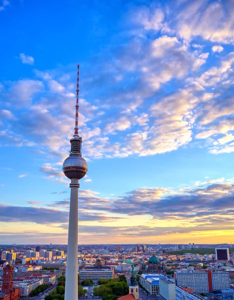 Gün batımında Berlin, Almanya'nın üzerinde televizyon kulesi (Fernsehturm) manzarası.