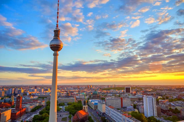 Beskåda Television Står Hög Fernsehturm Över Staden Berlin Tyskland Solnedgång — Stockfoto