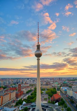 Gün batımında Berlin, Almanya'nın üzerinde televizyon kulesi (Fernsehturm) manzarası.