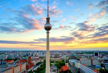 Gün batımında Berlin, Almanya'nın üzerinde televizyon kulesi (Fernsehturm) manzarası.