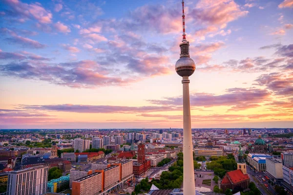 Beskåda Television Står Hög Fernsehturm Över Staden Berlin Tyskland Solnedgång — Stockfoto