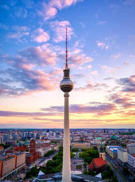 Beskåda Television Står Hög Fernsehturm Över Staden Berlin Tyskland Solnedgång — Stockfoto